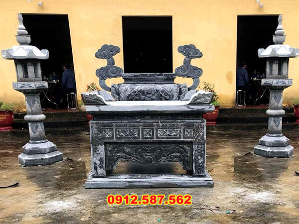 Giá bàn thờ đá tự nhiên, mẫu bàn thờ đá đẹp chế tác thủ công từ đá xanh nguyên khối.