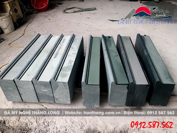 Mẫu bậc tam cấp đá xanh rêu cho nhà thờ họ, chế tác từ đá tự nhiên nguyên khối.