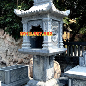 Cây hương đá xanh rêu đẹp, chế tác từ đá tự nhiên nguyên khối, đặt trong khuôn viên nhà thờ họ và đền