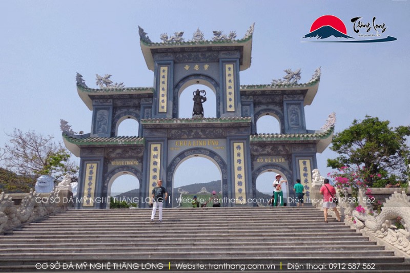 Cổng chùa Linh Ứng