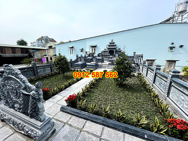 Lăng mộ đá chạm khắc hoa văn tinh xảo
