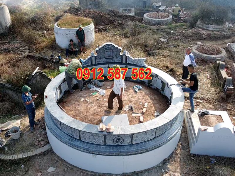 So sánh giá mộ đá tròn theo chất liệu – Nên chọn đá xanh, đá trắng hay granite?