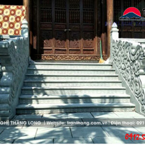 rồng mây xây dựng trên bậc tam cấp