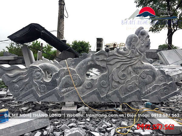 Điêu khắc tượng rồng đá thời nhà Trần trong quá trình hoàn thiện.