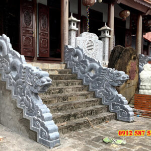 Mẫu tượng con rồng đá linh vật, chạm khắc tinh xảo từ đá tự nhiên, mang ý nghĩa phong thủy.