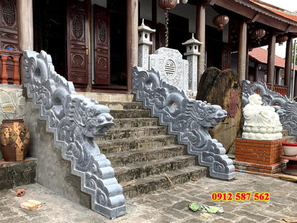 Mẫu tượng con rồng đá linh vật, chạm khắc tinh xảo từ đá tự nhiên, mang ý nghĩa phong thủy.